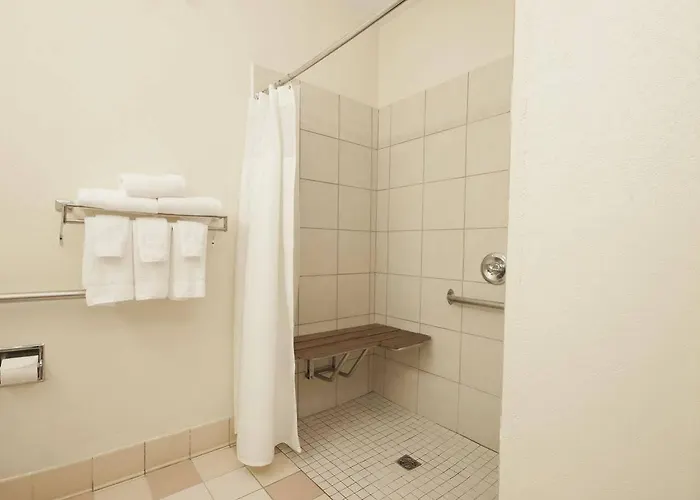 Baymont By Wyndham Hotel Tulsa